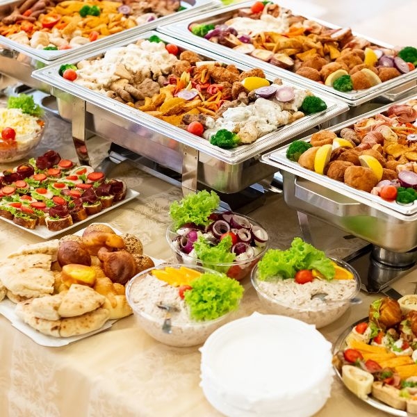Organizacja przyjęcia w domu a gotowanie. Jakie są oszczędności  na usługach cateringowych?