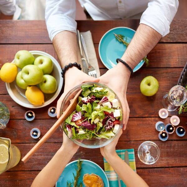 Wspólne jedzenie - czas na spędzanie czasu z przyjaciółmi i rodziną